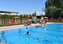 Varios jóvenes inauguran la temporada de baño en Santa Marta.