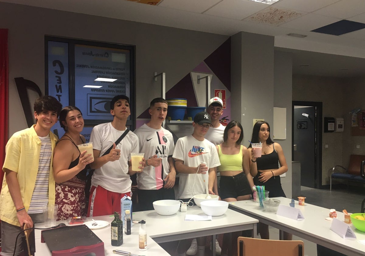 Jóvenes de Carbajosa participando en un taller de cocina.