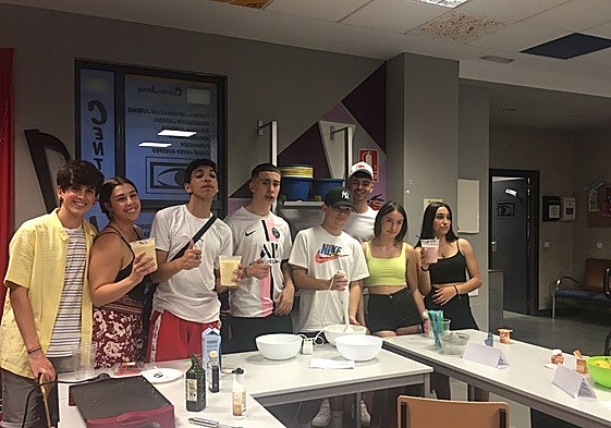 Jóvenes de Carbajosa participando en un taller de cocina.
