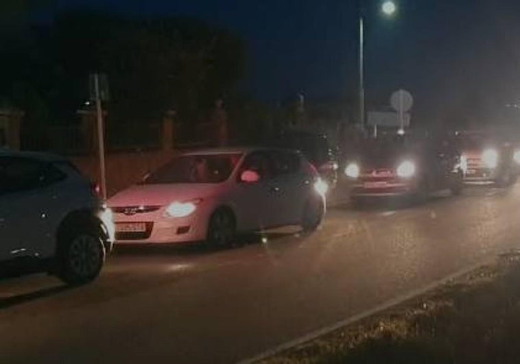 Colas formadas en la entrada de Castellanos de Villiquera para ver a Panorama.