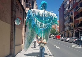 Las ninfas del agua toman las calles del barrio de Prosperidad para celebrar «la noche más mágica»