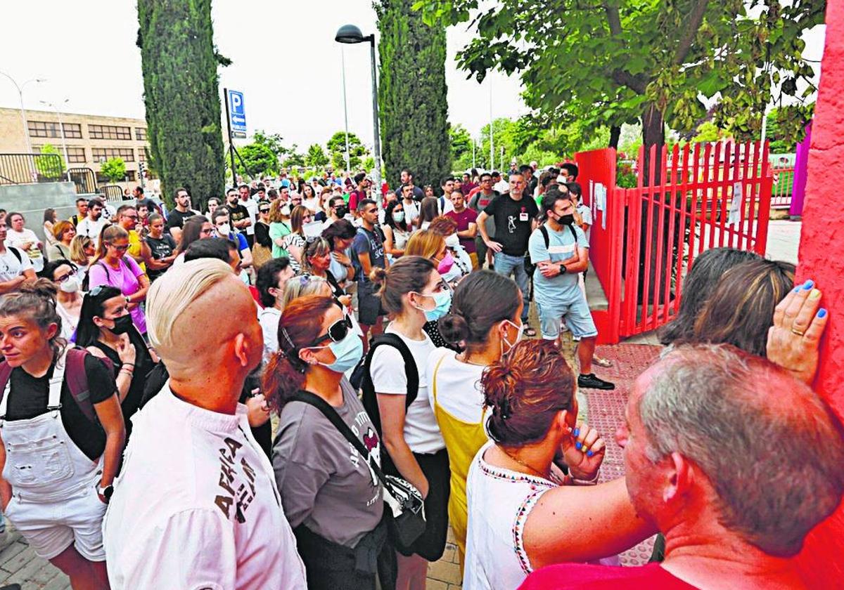 Aspirantes a las puertas del instituto Fray Luis de León en las oposiciones a maestros celebradas en 2022