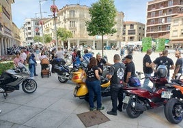 Imagen de las motos concentradas en la Plaza Mayor