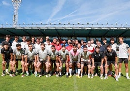 Foto de familia del Salamanca UDS en el interior del estadio Helmántico antes de iniciar la última sesión de entrenamiento de cara a la final de hoy ante el Celta Gran Peña.