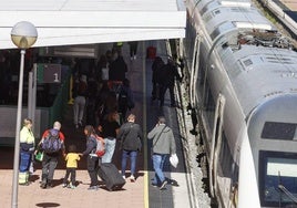 Varios viajeros se suben al tren en la estación de Salamanca.