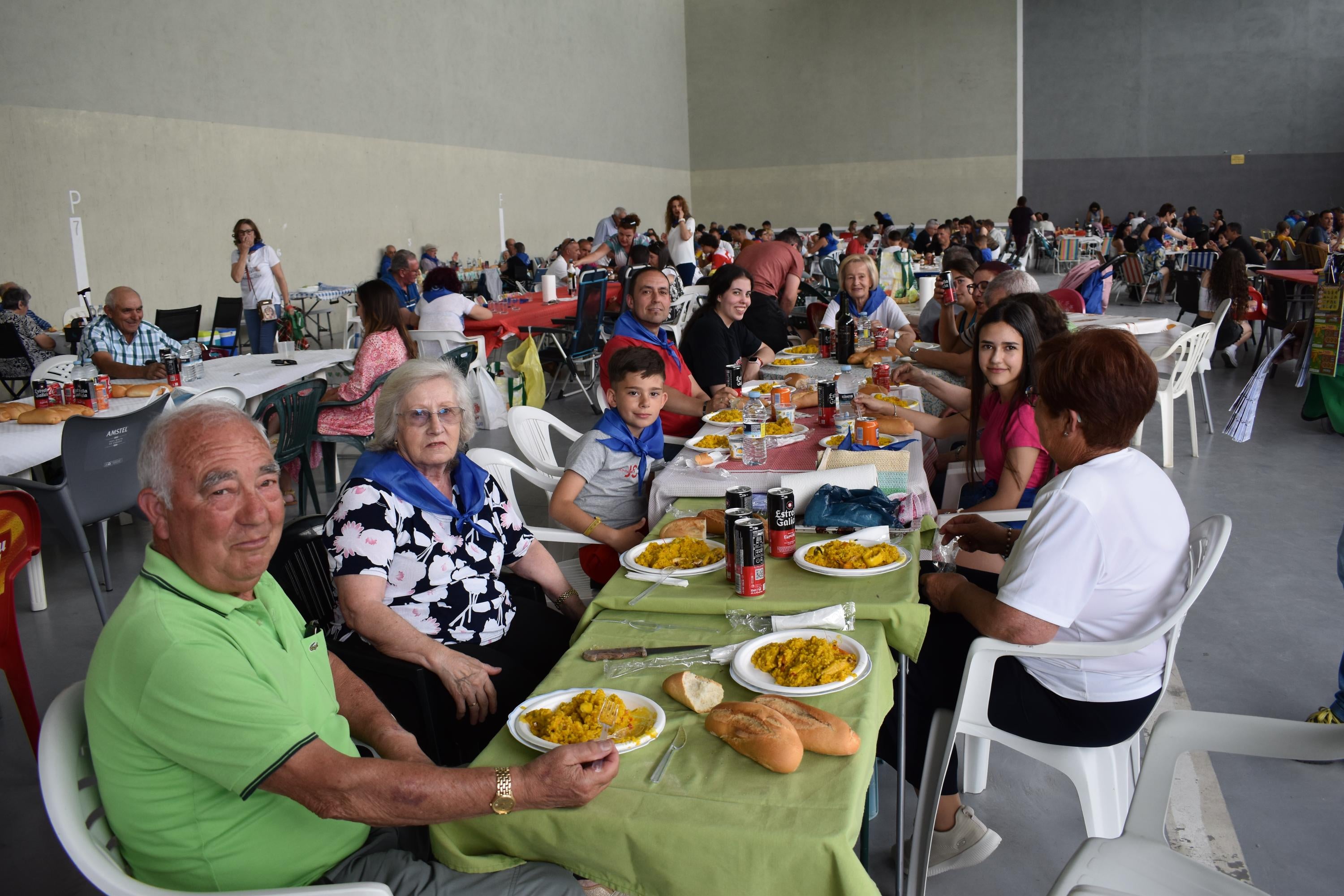 El pabellón Vicente del Bosque de Garcihernández se convierte en un gran comedor para 800 personas por un día