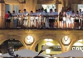Los miembros del cuerpo técnico y jugadores del Salamanca UDS celebran en la Plaza Mayor el ascenso.