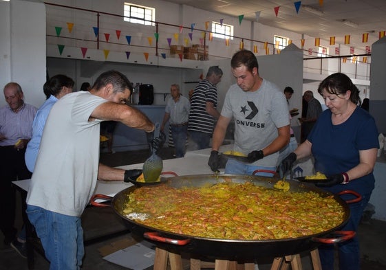 Reparto de la paella.