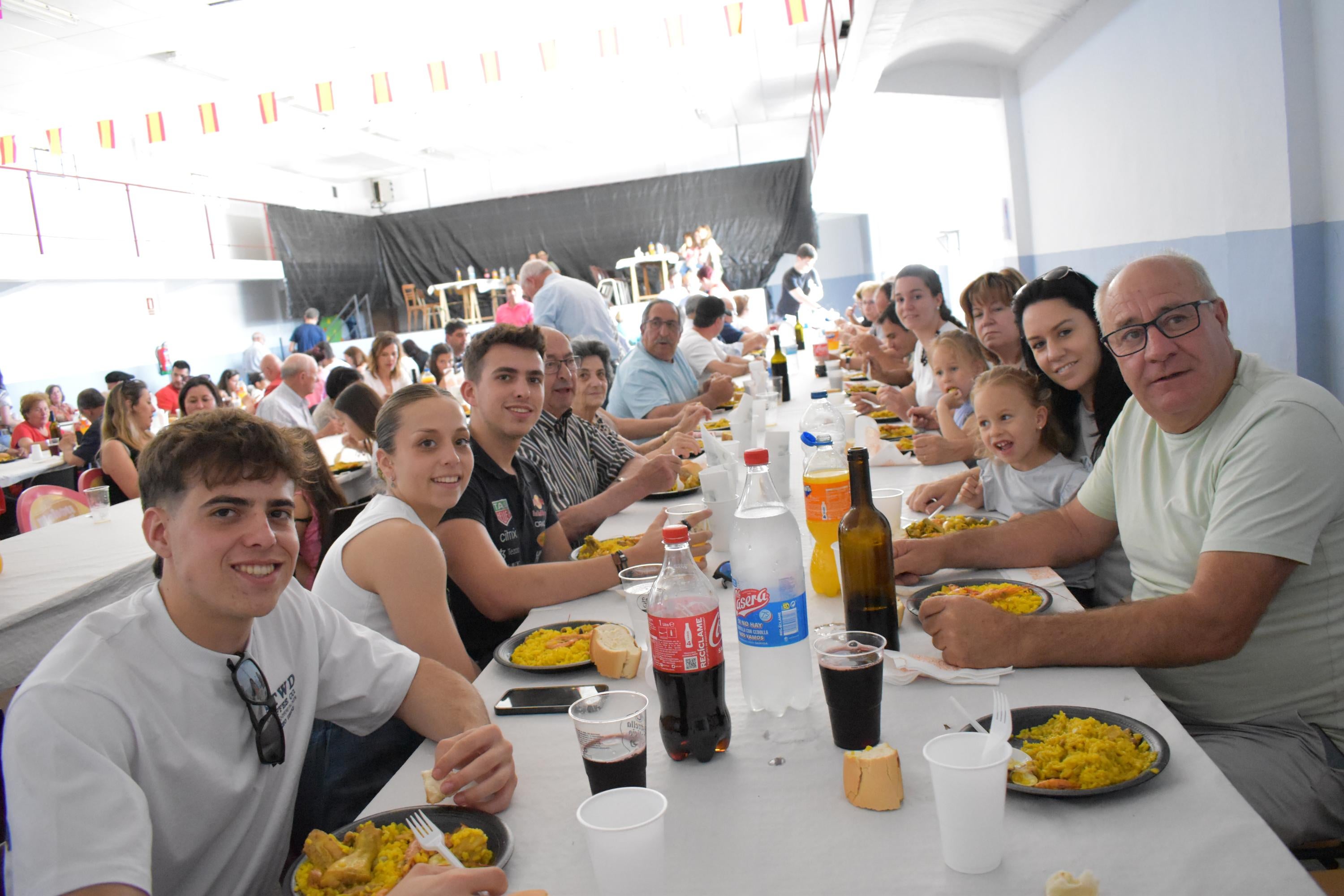 Vecinos disfruta con la comida de hermandad antes del día grande