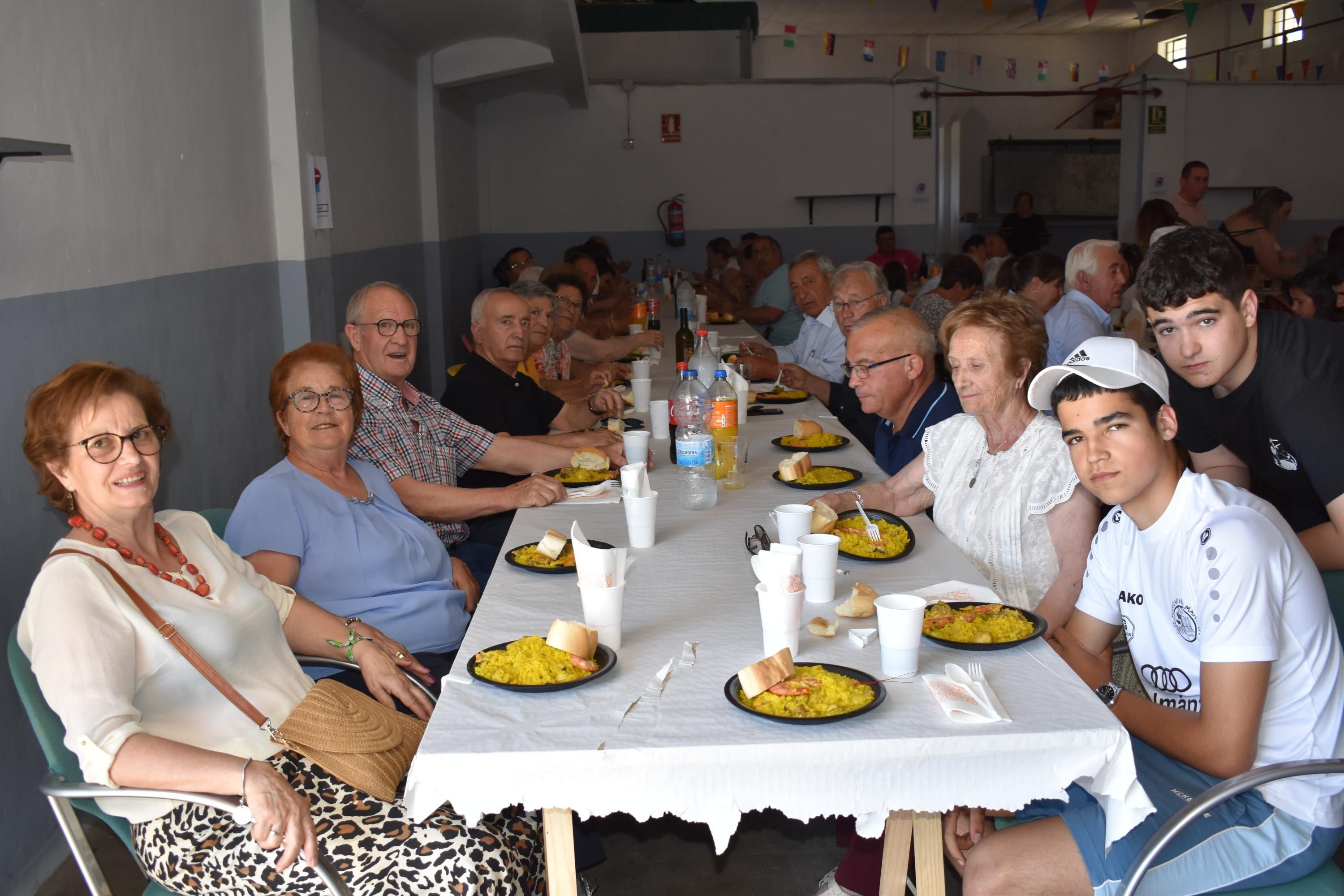 Vecinos disfruta con la comida de hermandad antes del día grande