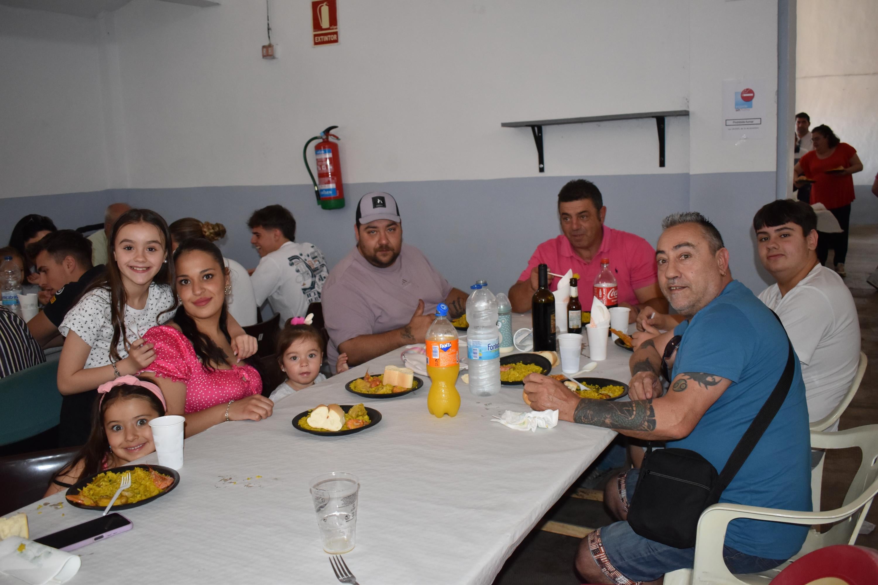 Vecinos disfruta con la comida de hermandad antes del día grande