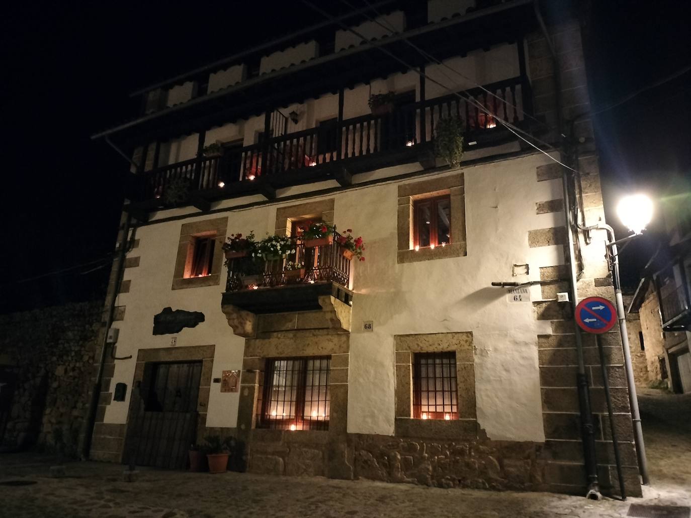 Mágica noche de luz y agua en Candelario