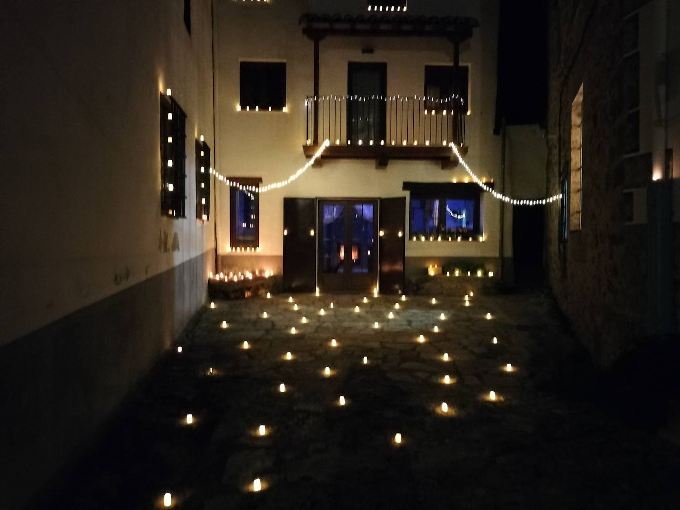 Mágica noche de luz y agua en Candelario