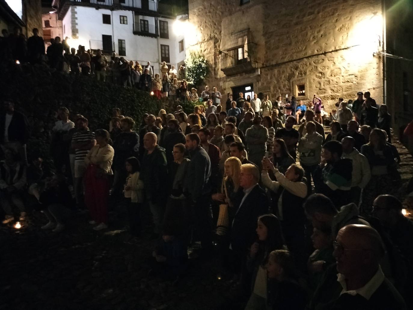 Mágica noche de luz y agua en Candelario