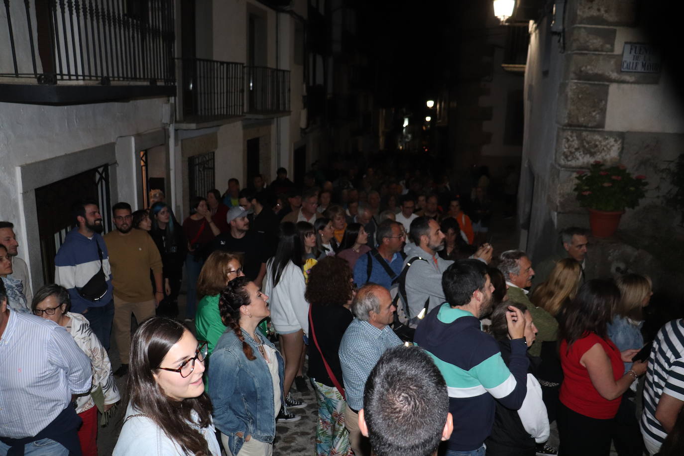 Mágica noche de luz y agua en Candelario