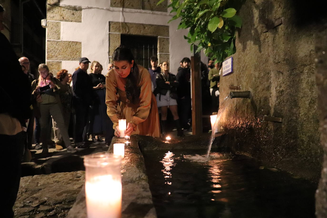 Mágica noche de luz y agua en Candelario