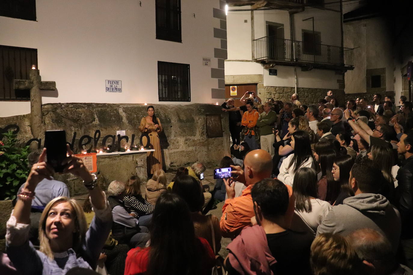 Mágica noche de luz y agua en Candelario