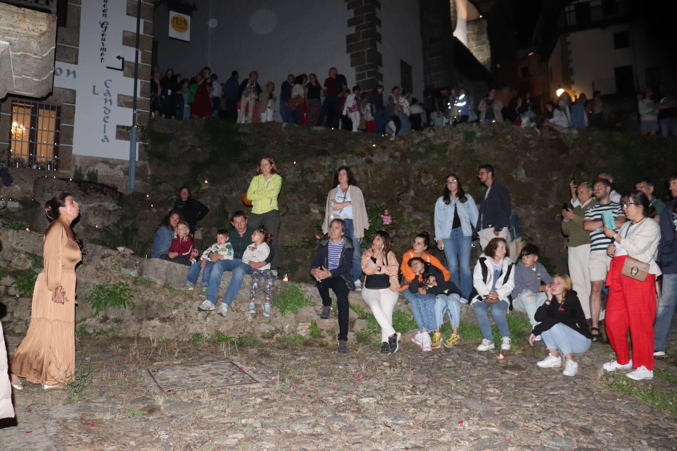 Mágica noche de luz y agua en Candelario