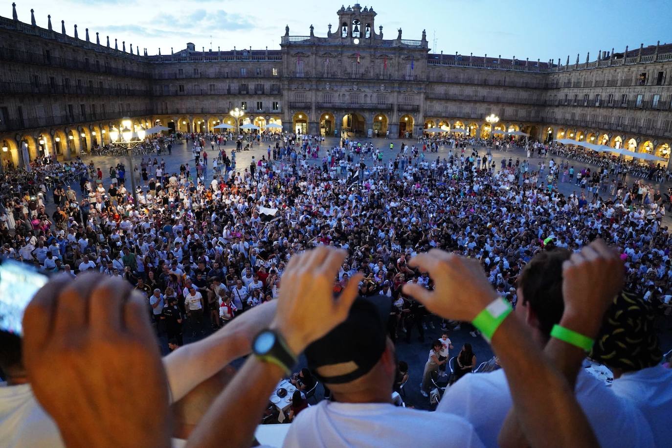 Los aficionados del Salamanca UDS &#039;toman&#039; la Plaza Mayor para celebrar el ascenso