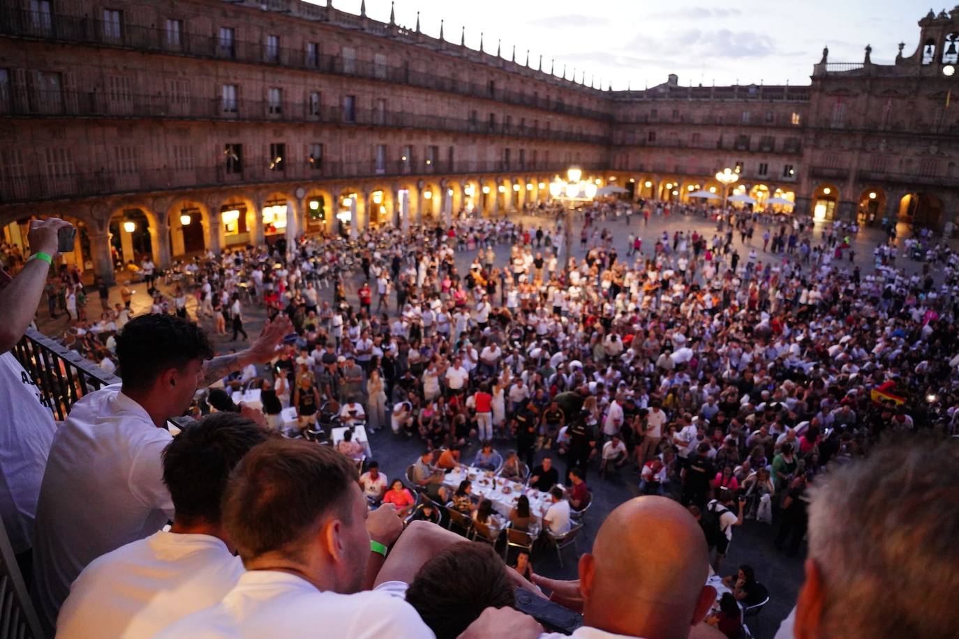 Los aficionados del Salamanca UDS &#039;toman&#039; la Plaza Mayor para celebrar el ascenso