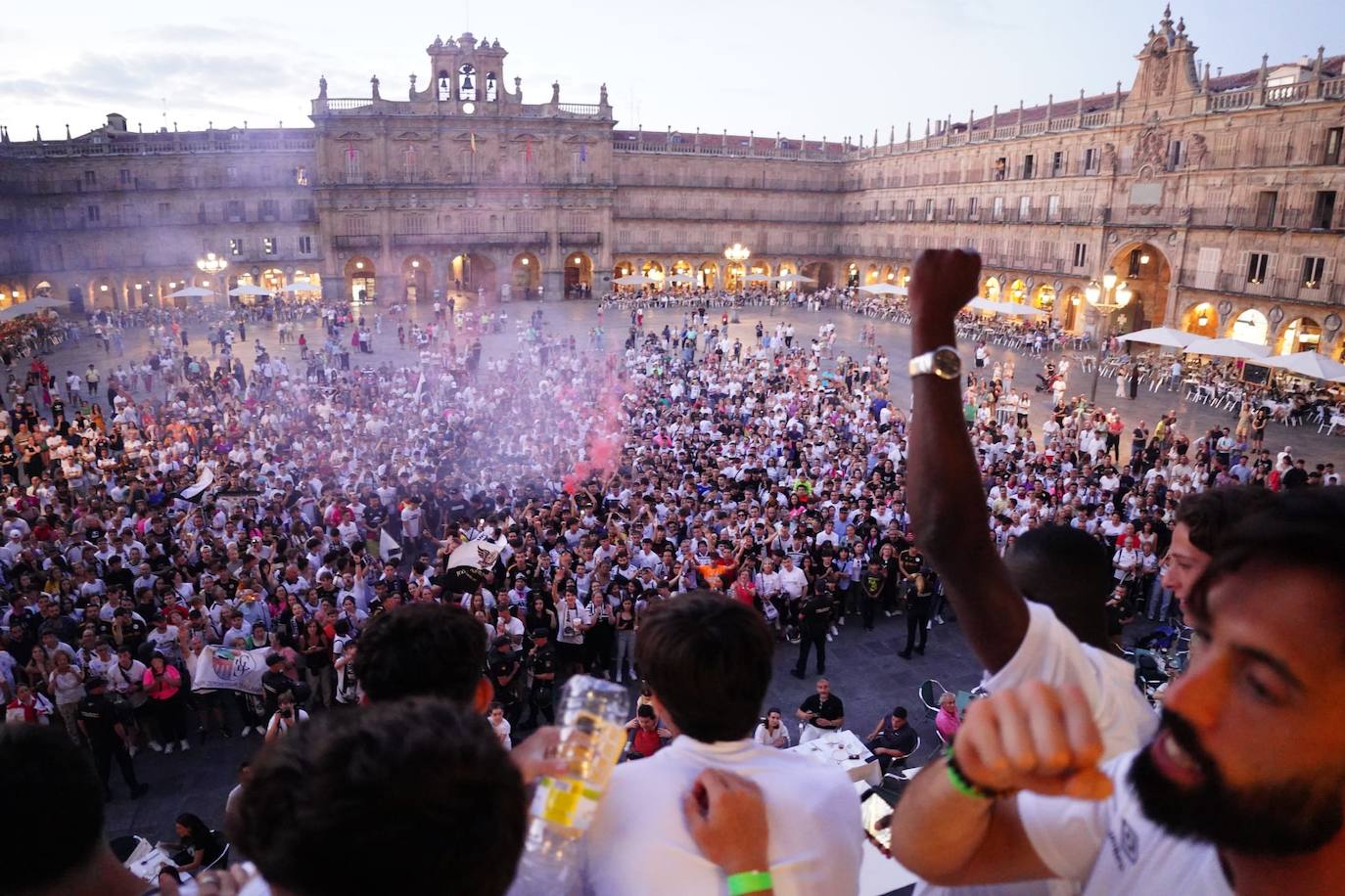 Los aficionados del Salamanca UDS &#039;toman&#039; la Plaza Mayor para celebrar el ascenso