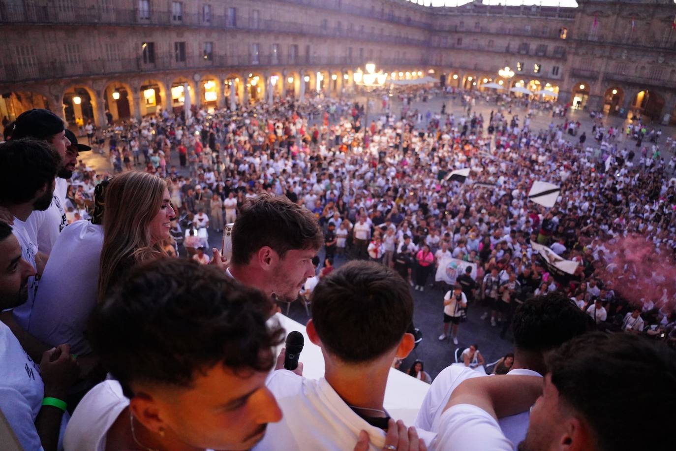 Los aficionados del Salamanca UDS &#039;toman&#039; la Plaza Mayor para celebrar el ascenso