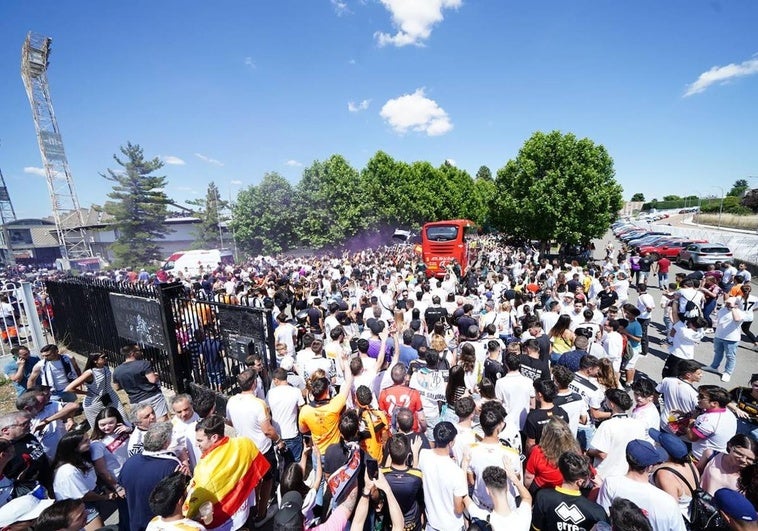 Los aficionados reciben con cánticos al Salamanca.