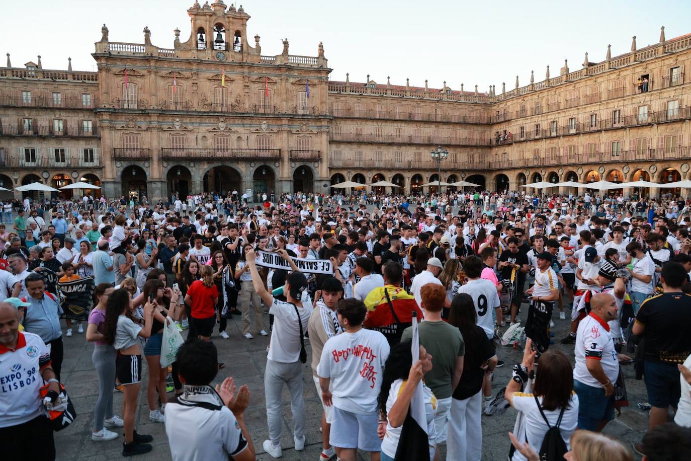 Los aficionados del Salamanca UDS &#039;toman&#039; la Plaza Mayor para celebrar el ascenso