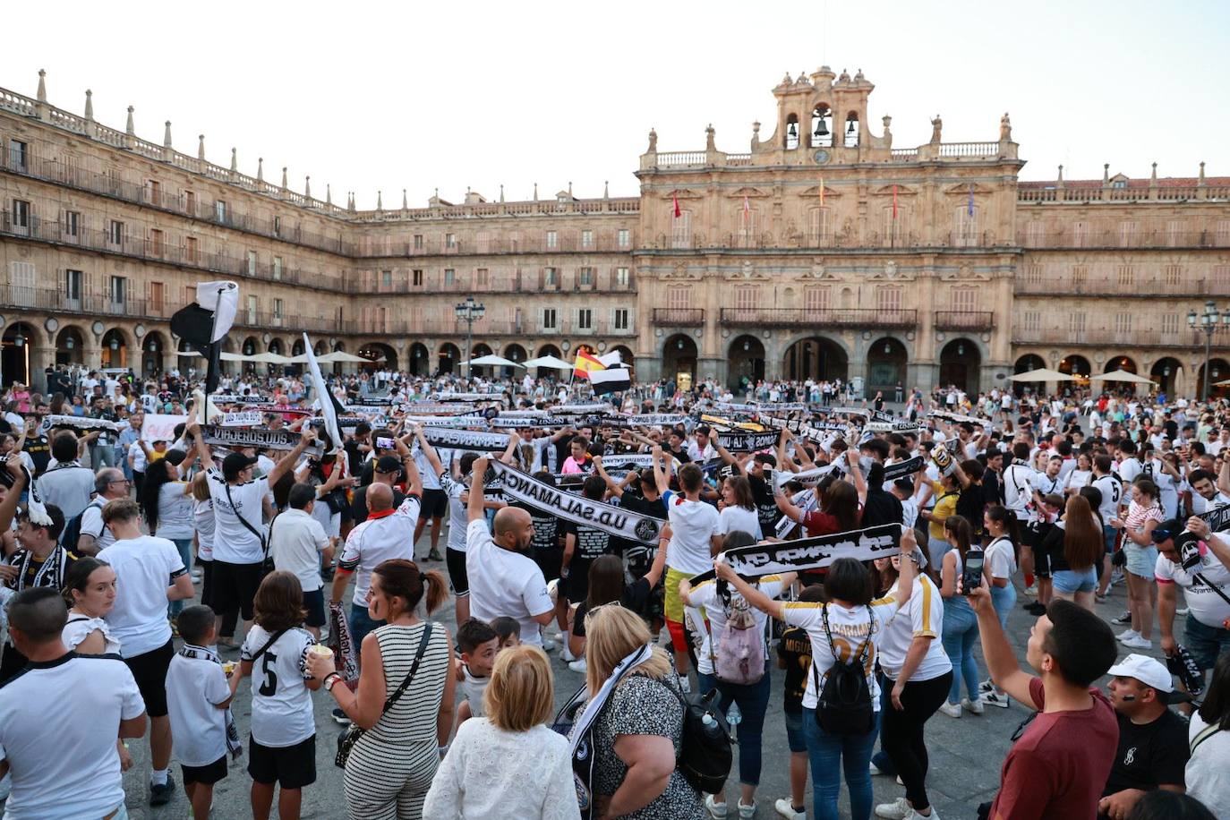 Los aficionados del Salamanca UDS &#039;toman&#039; la Plaza Mayor para celebrar el ascenso