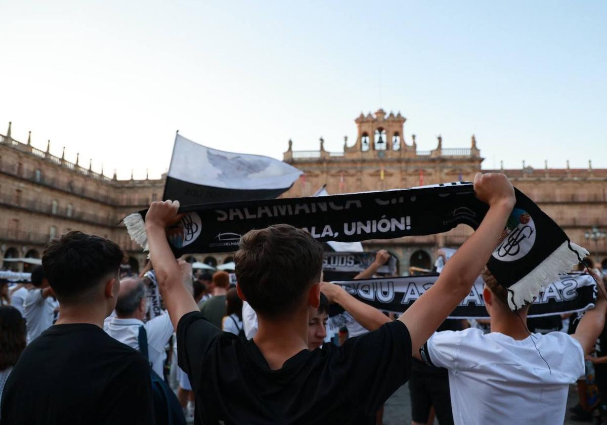 Los aficionados del Salamanca UDS celebran el ascenso en la Plaza Mayor.