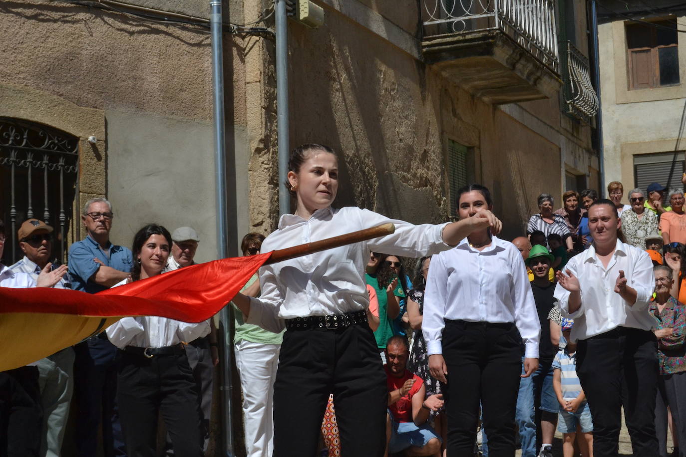 Hinojosa «echa la bandera» para vencer al poder feudal