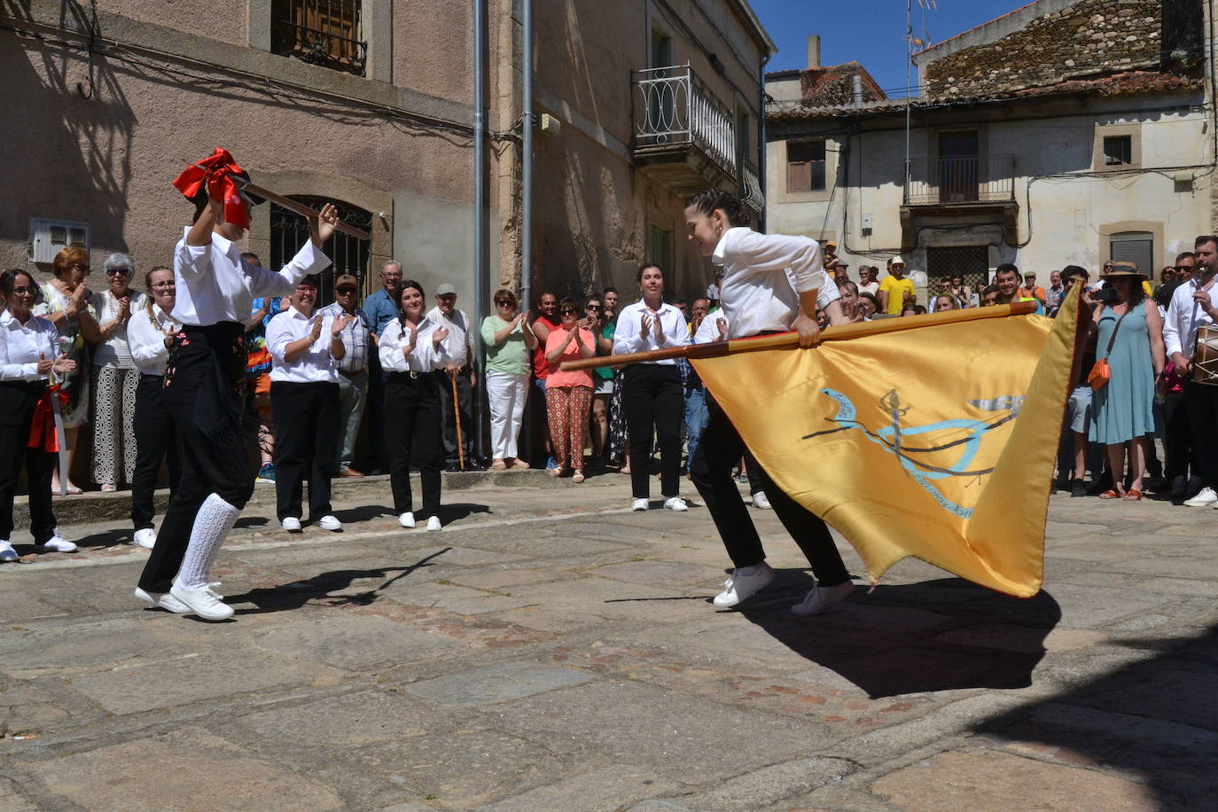 Hinojosa «echa la bandera» para vencer al poder feudal