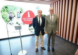 El diputado de Turismo, Juan Carlos Zaballos, y el presidente de la Diputación de Salamanca, Javier Iglesias, en la nueva oficina de turismo en La Rúa