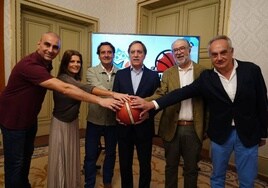 Imagen de la presentación de la fusión entre el Perfumerías Avenida y el CB Tormes en el Ayuntamiento de Salamanca.