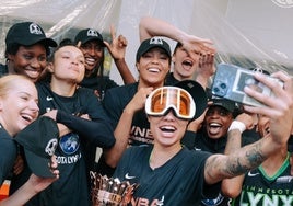 Las jugadoras del Minnesota Lynx posan con el título de campeón.