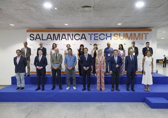 Foto de familia en el inicio del congreso 'Salamanca Tech Summit'