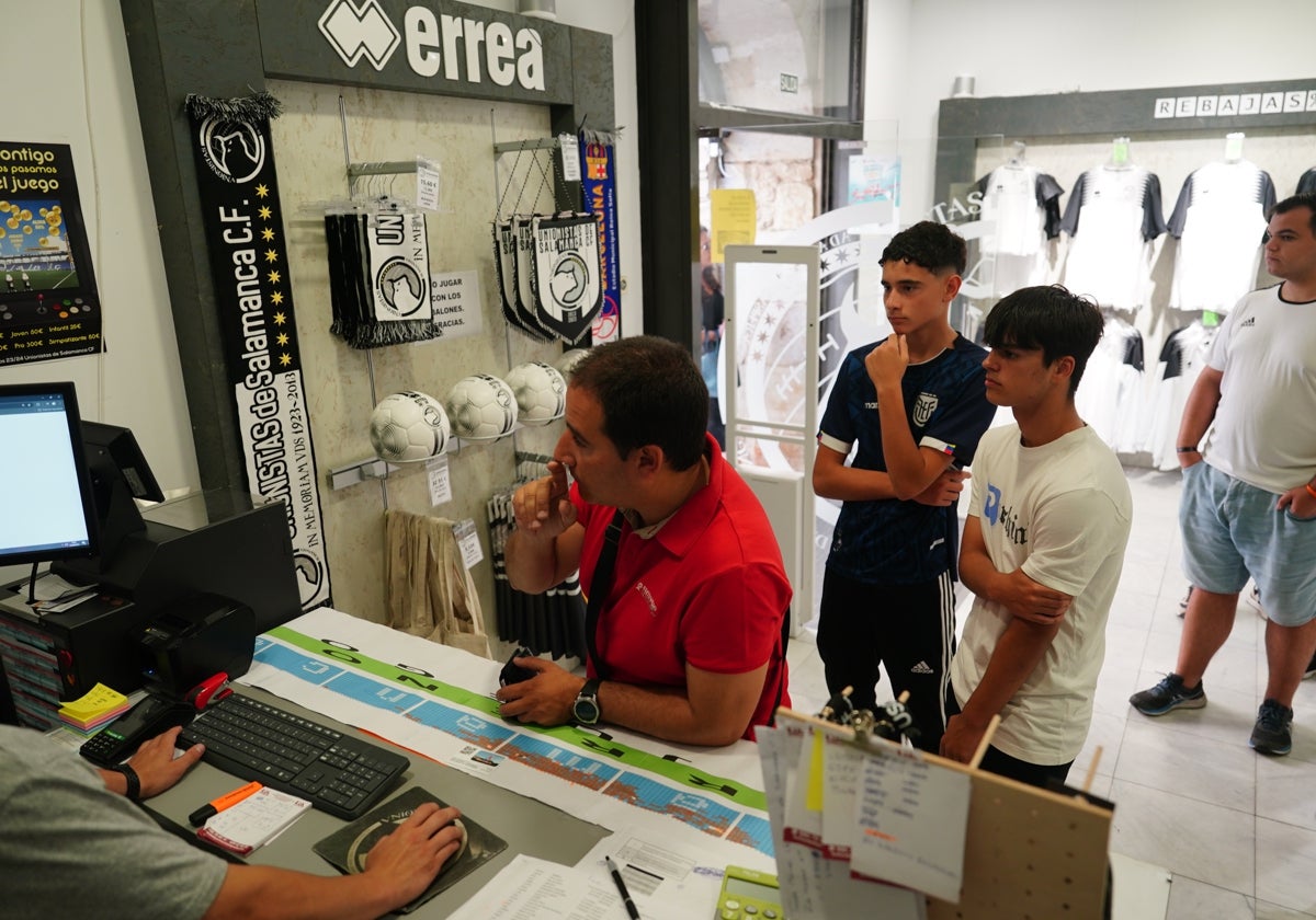 Aficionado renueva su carné de socio en la tienda de Unionistas.