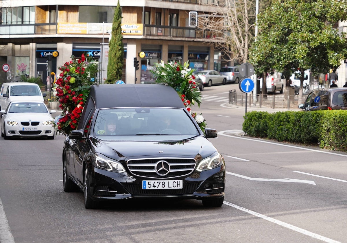 Un coche fúnebre por el centro de la ciudad.