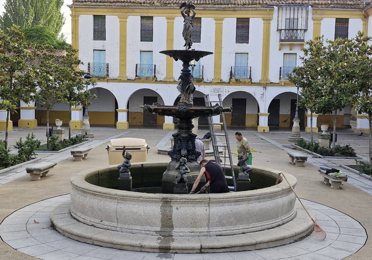 Un problema en la depuradora, causa de la turbidez del agua de la fuente en la Plazuela del Buen Alcalde de Ciudad Rodrigo