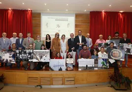 Foto de familia de premiados y representantes de las empresas e instituciones patrocinadoras y colaboradoras en el XIII Maratón Fotográfico de LA GACETA.