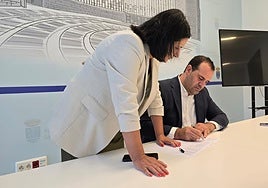 La edil de Economía y Hacienda, Silvia González, junto al regidor de Santa marta, David Mingo.