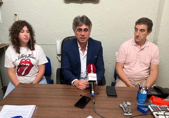 Estefanía Sánchez, Luis Francisco Martín y Rubén Martín, ayer en la sede del PP en Béjar.