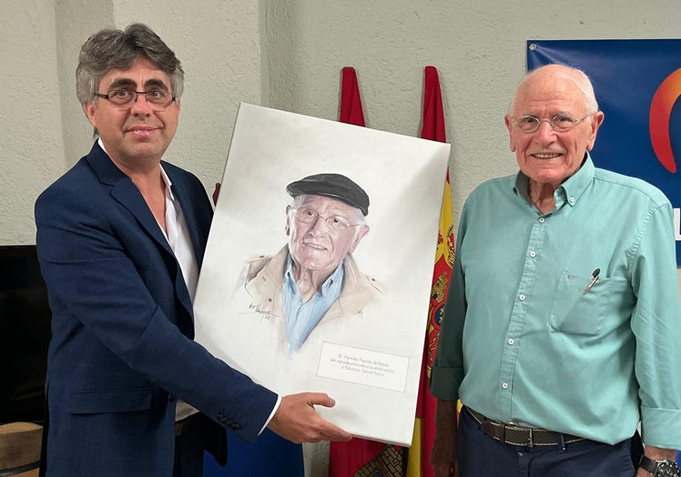 Luis Francisco Martín ha entregado a Eduardo García un retrato firmado por Oscar Rivadeneyra.