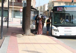 Viajeros subiendo al autobús metropolitano en la localidad de Villamayor de Armuña.