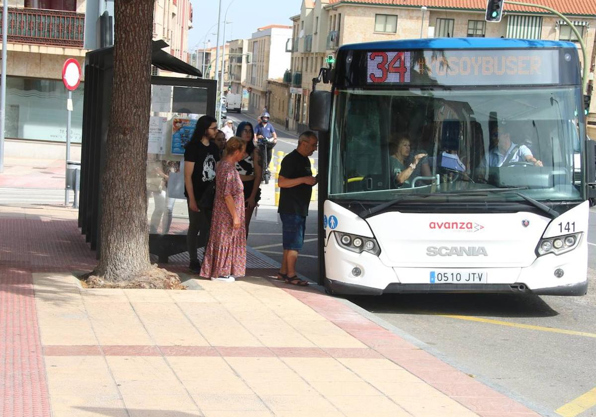 Viajeros subiendo al autobús metropolitano en la localidad de Villamayor de Armuña.