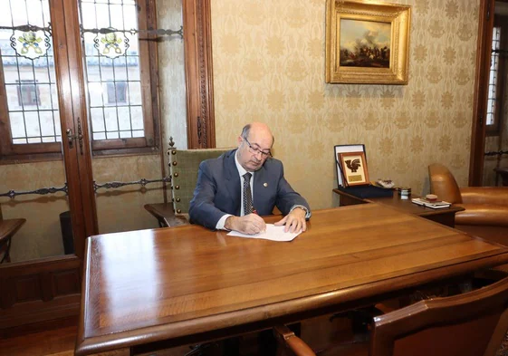 David Díez, en la firma como rector en funciones.