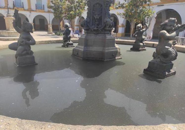 Imagen principal - Estado del agua de la fuente en la Plazuela del Buen Alcalde este miércoles