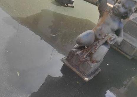 Imagen secundaria 1 - Estado del agua de la fuente en la Plazuela del Buen Alcalde este miércoles