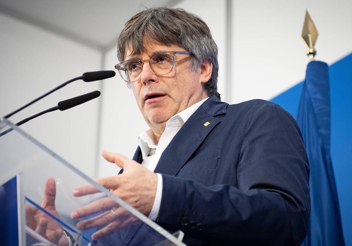 El candidato de Junts a la Generalitat de Catalunya, Carles Puigdemont, durante una rueda de prensa para valorar los resultados de las elecciones catalanas.