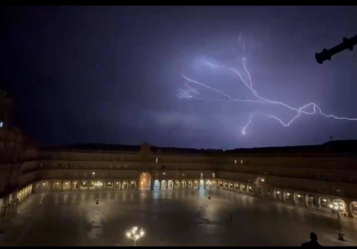 Tormenta sobre la Plaza Mayor.